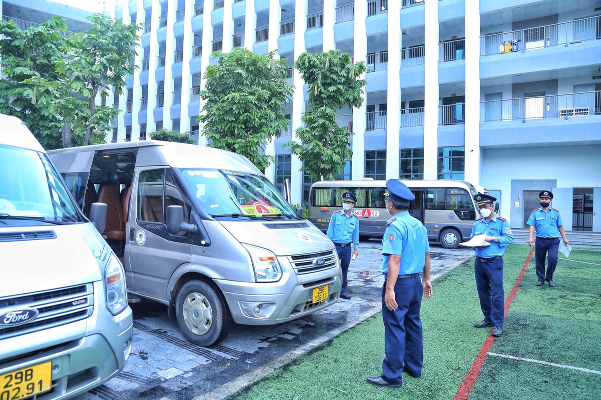 Vào thời điểm kiểm tra, Đội Thanh tra giao thông quận Hà Đông liên tiếp kiểm tra khoảng 15 phương tiện ô tô khách loại 29 chỗ và khoảng 10 chiếc phương tiện ô tô loại 16 chỗ chở học sinh.