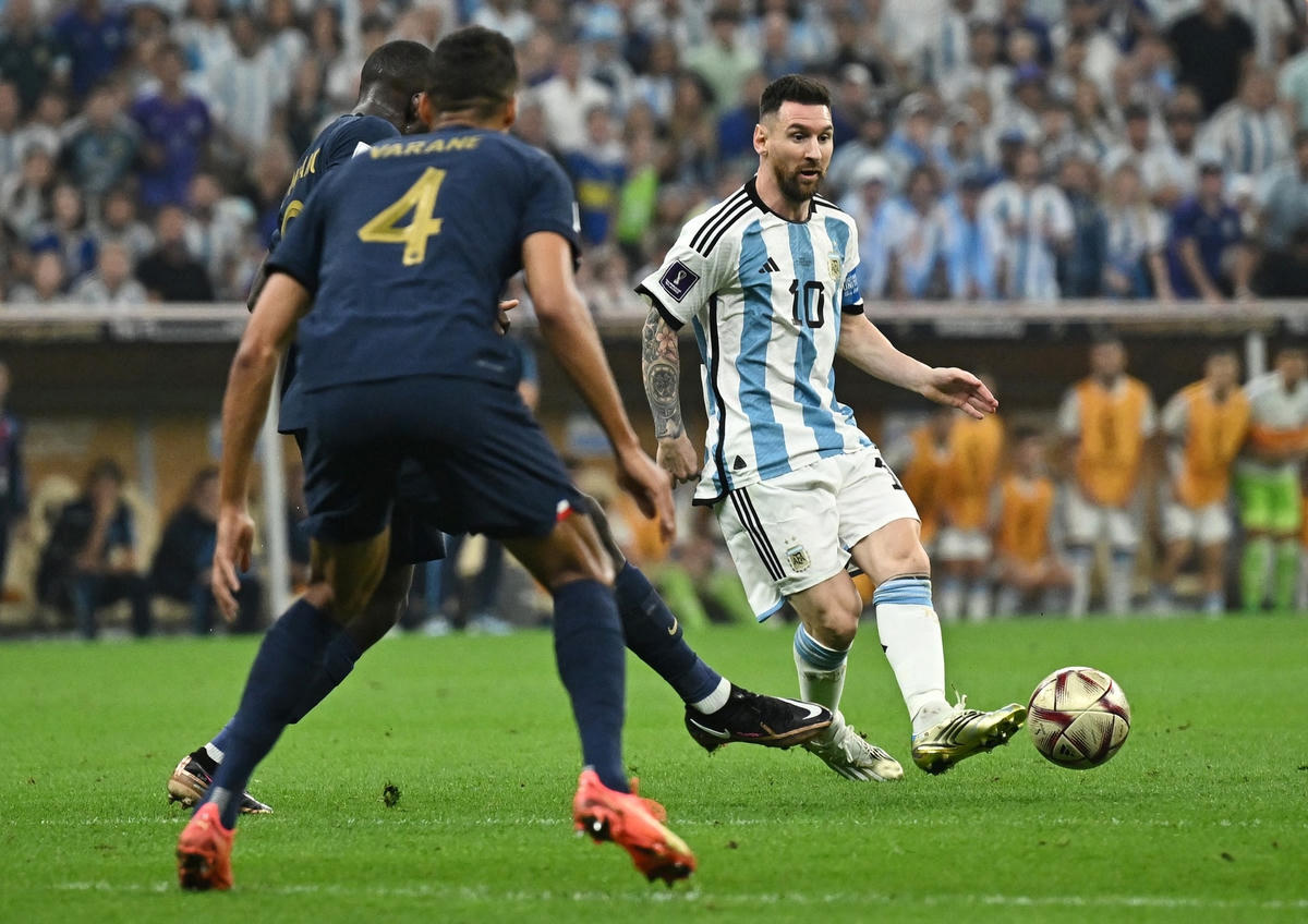 Messi luôn là linh hồn trong mọi pha bóng của Argentina.