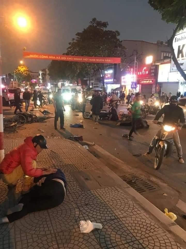 Hiện trường vụ tai nạn liên hoàn xảy ra vào chiều tối ngày 22/12. 