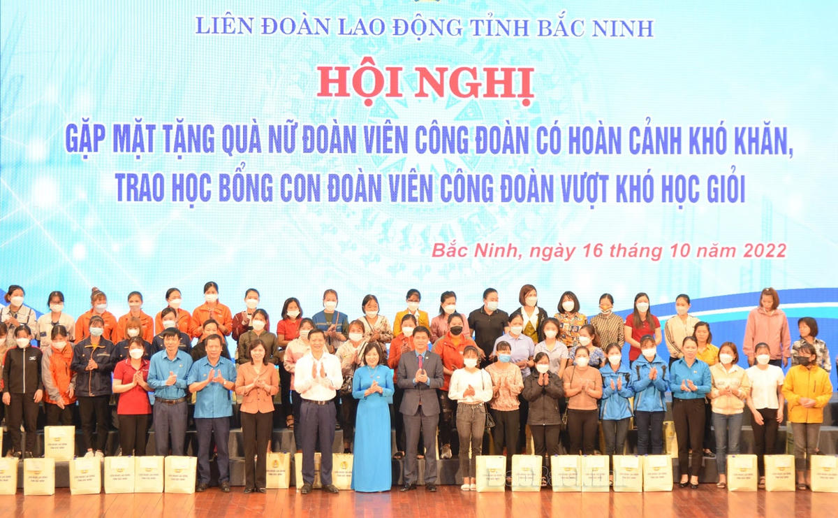 Ban tổ chức tặng quà cho nữ đoàn viên Công đoàn có hoàn cảnh khó khăn.