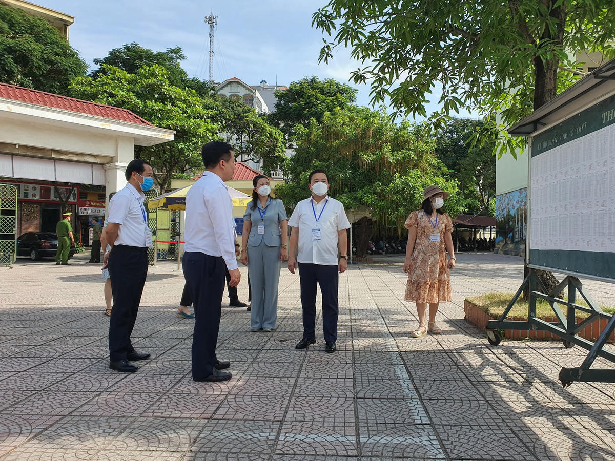 Phó Chủ tịch UBND thành phố Hà Nội Chử Xuân Dũng kiểm tra công tác tổ chức thi tại một số điểm thi vào sáng 18/6.