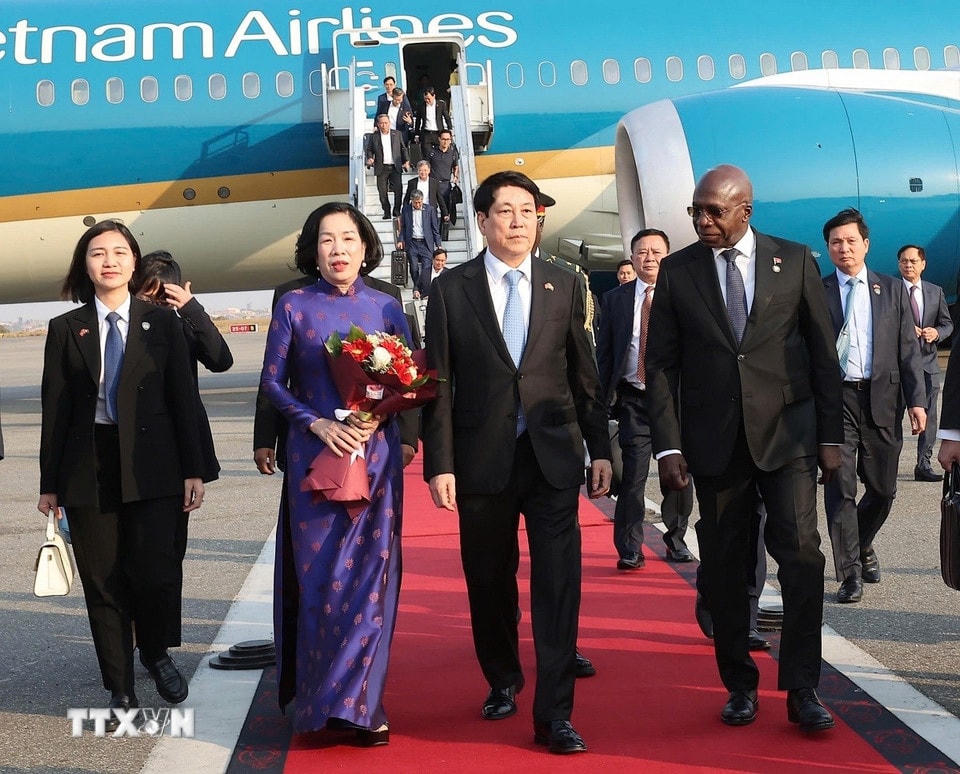 Chủ tịch nước Lương Cường và Phu nhân tới thủ đô Luanda, bắt đầu chuyến thăm cấp Nhà nước Cộng hoà Angola. (Ảnh: Lâm Khánh/TTXVN)