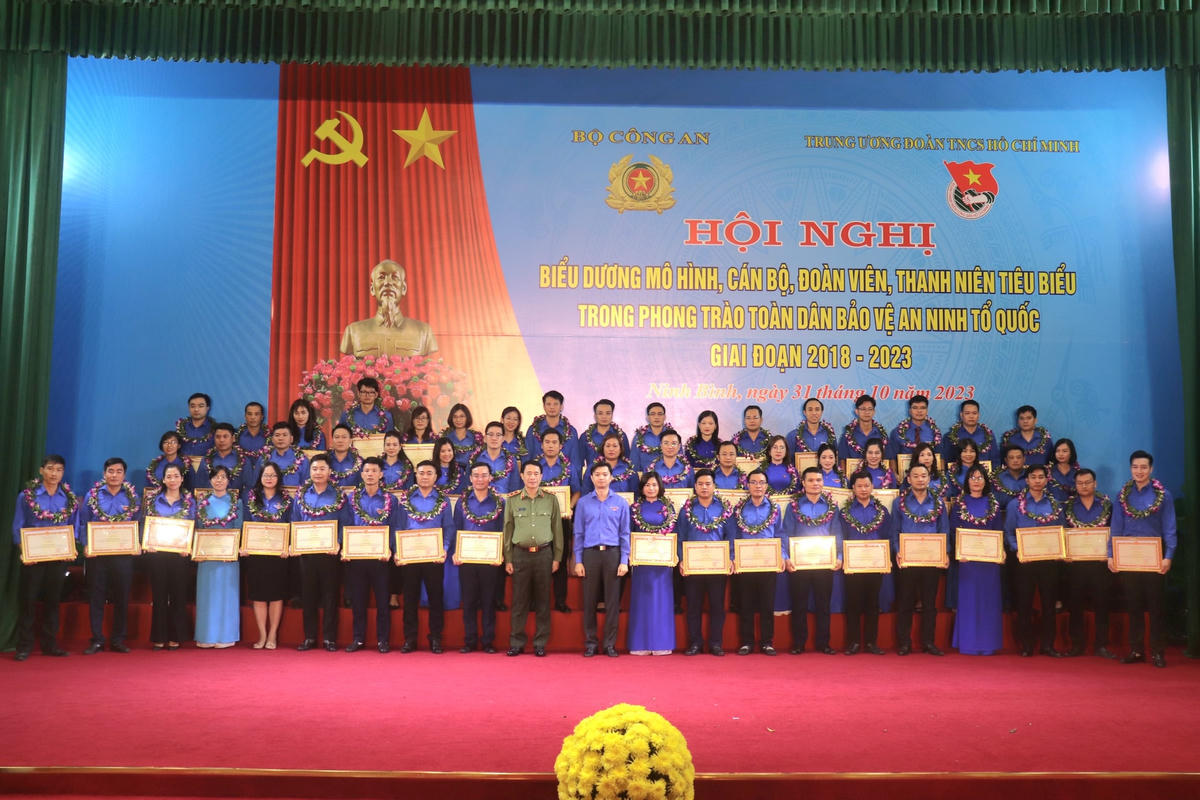 62 tập thể, cá nhân tiêu biểu trong xây dựng, duy trì mô hình về phong trào toàn dân bảo vệ ANTQ nhận bằng khen.