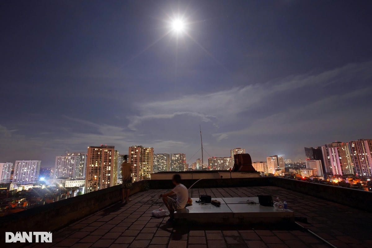 Đôi bạn Hiếu và Thủy tỏ ra rất hào hứng với siêu trăng, leo lên nóc tòa chung cư nơi mình sống (Lạc Trung, Hai Bà Trưng) để ngắm trăng và hóng gió mát (Ảnh: Trịnh Nguyễn).