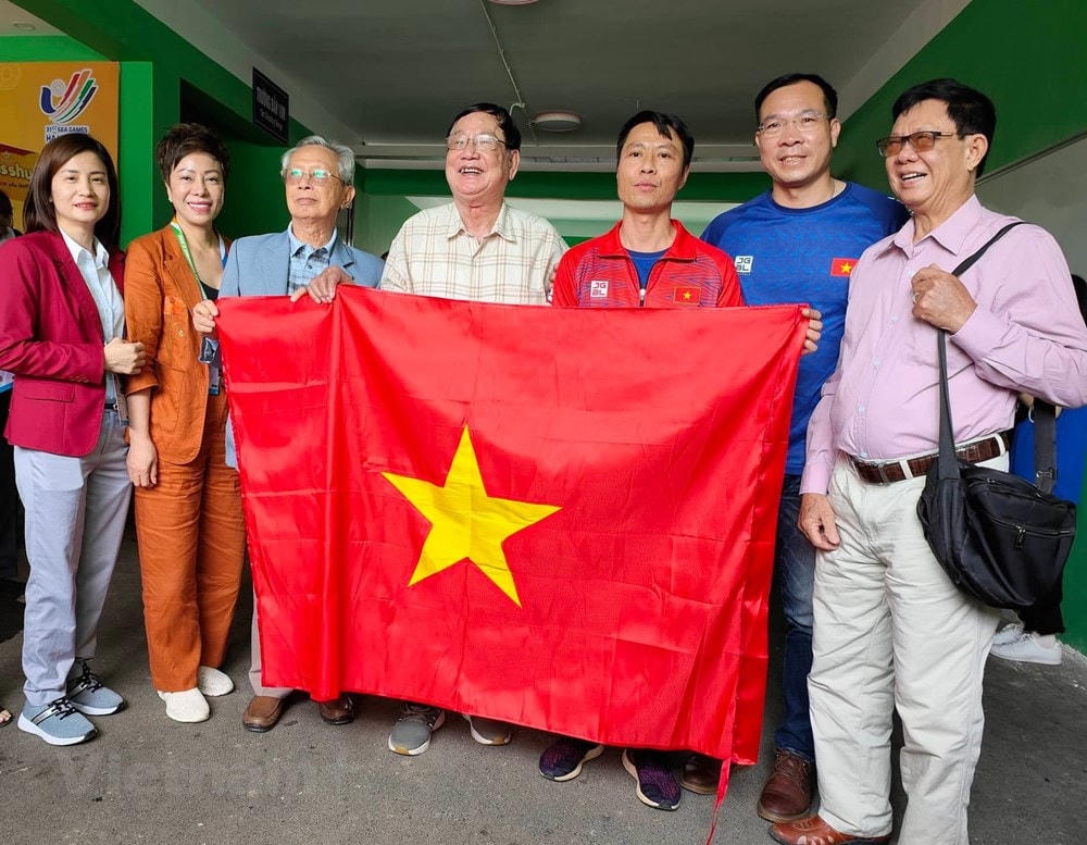 Xạ thủ Trần Quốc Cường ăn mừng Huy chương Vàng bên gia đình, đồng đội và huấn luyện ở Đội tuyển bắn súng Việt Nam. (Ảnh: Hải An/Vietnam+).