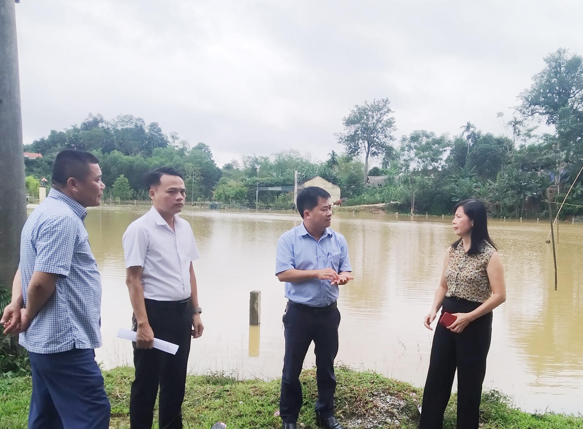 Lãnh đạo CDC Hà Tĩnh kiểm tra tình hình vệ sinh môi trường sau ngập lụt tại huyện Vũ Quang.