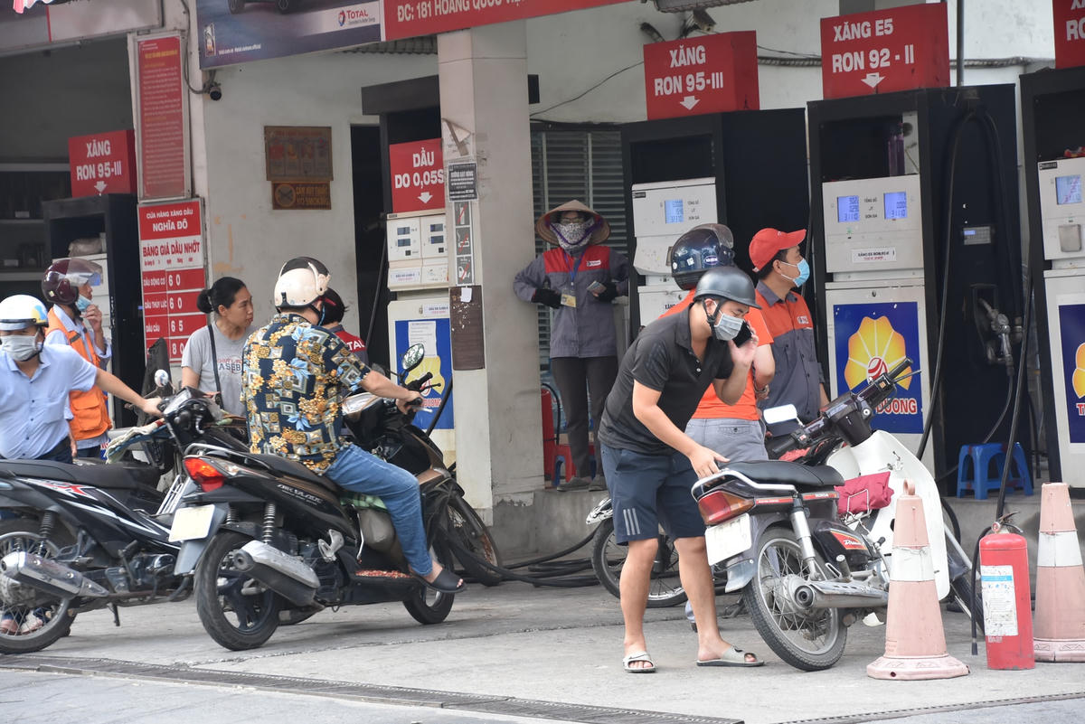Tại cây xăng Hoàng Quốc Việt, hàng chục xe máy cũng xếp hàng từ sớm.