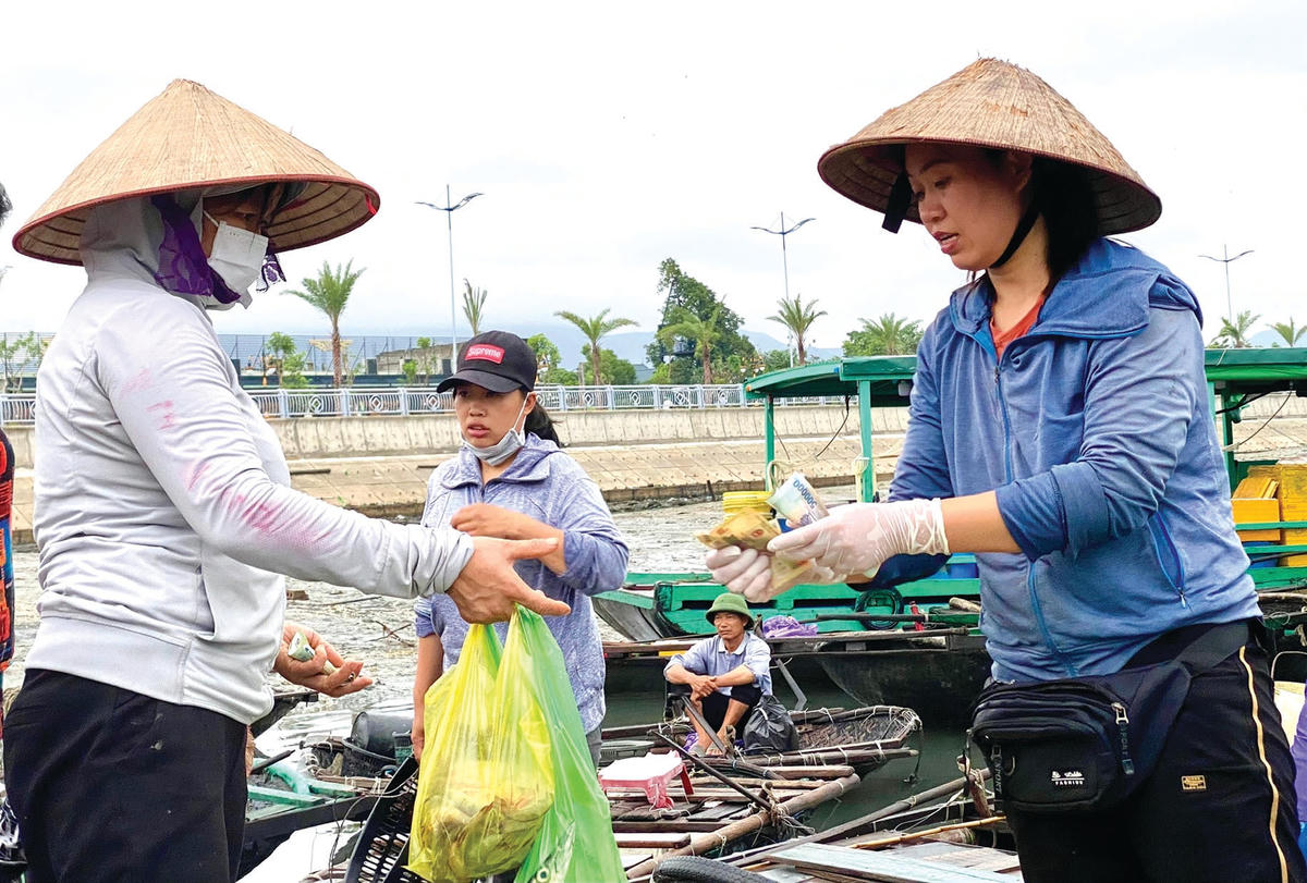 Hoạt động mua bán sôi nổi ở chợ cá Bến Do.  