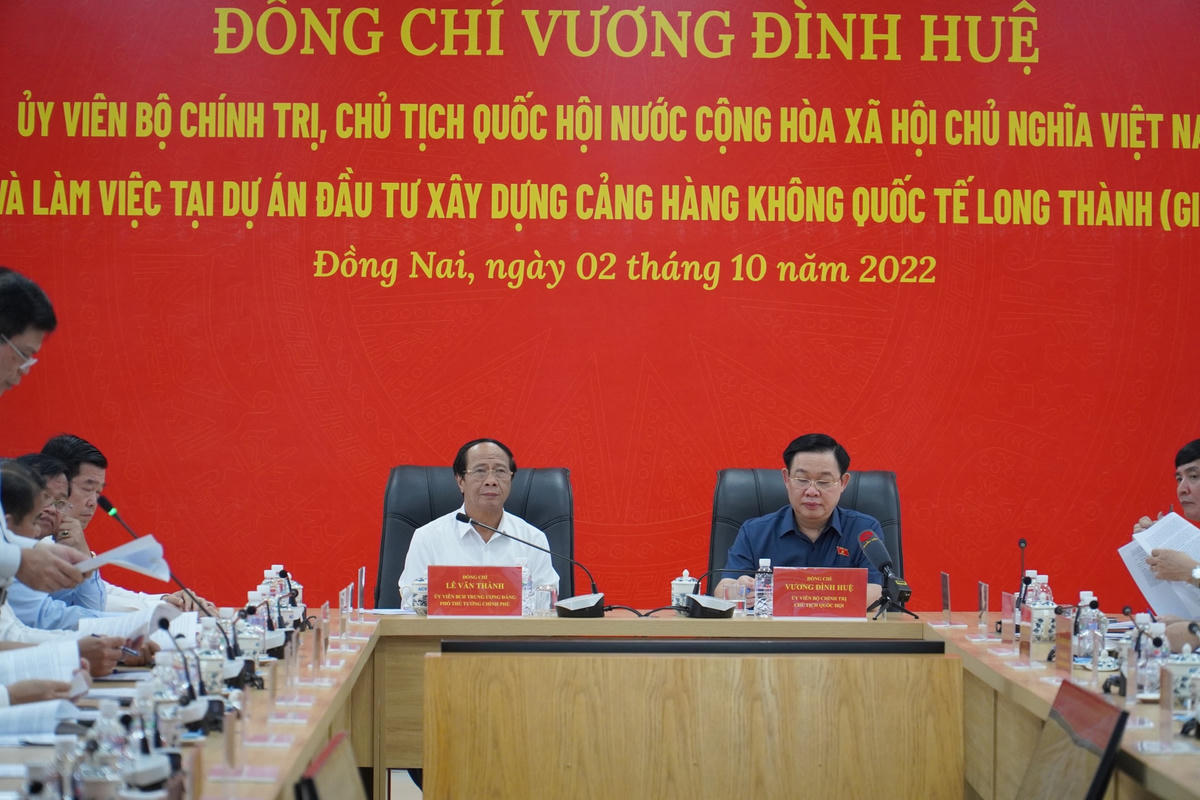 Chủ tịch Quốc hội Vương Đình Huệ và Phó Thủ tướng Lê Văn Thành nghe chủ đầu tư báo cáo về tiến độ thực hiện dự án. 