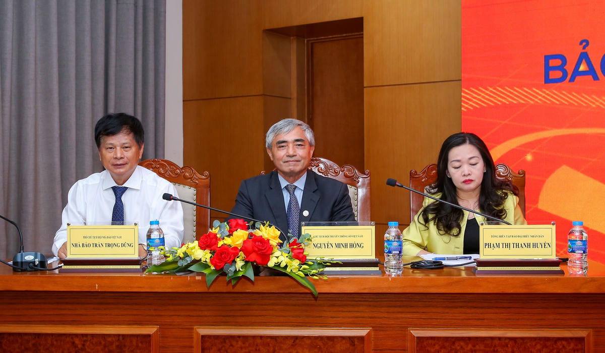 Chủ trì hội thảo.