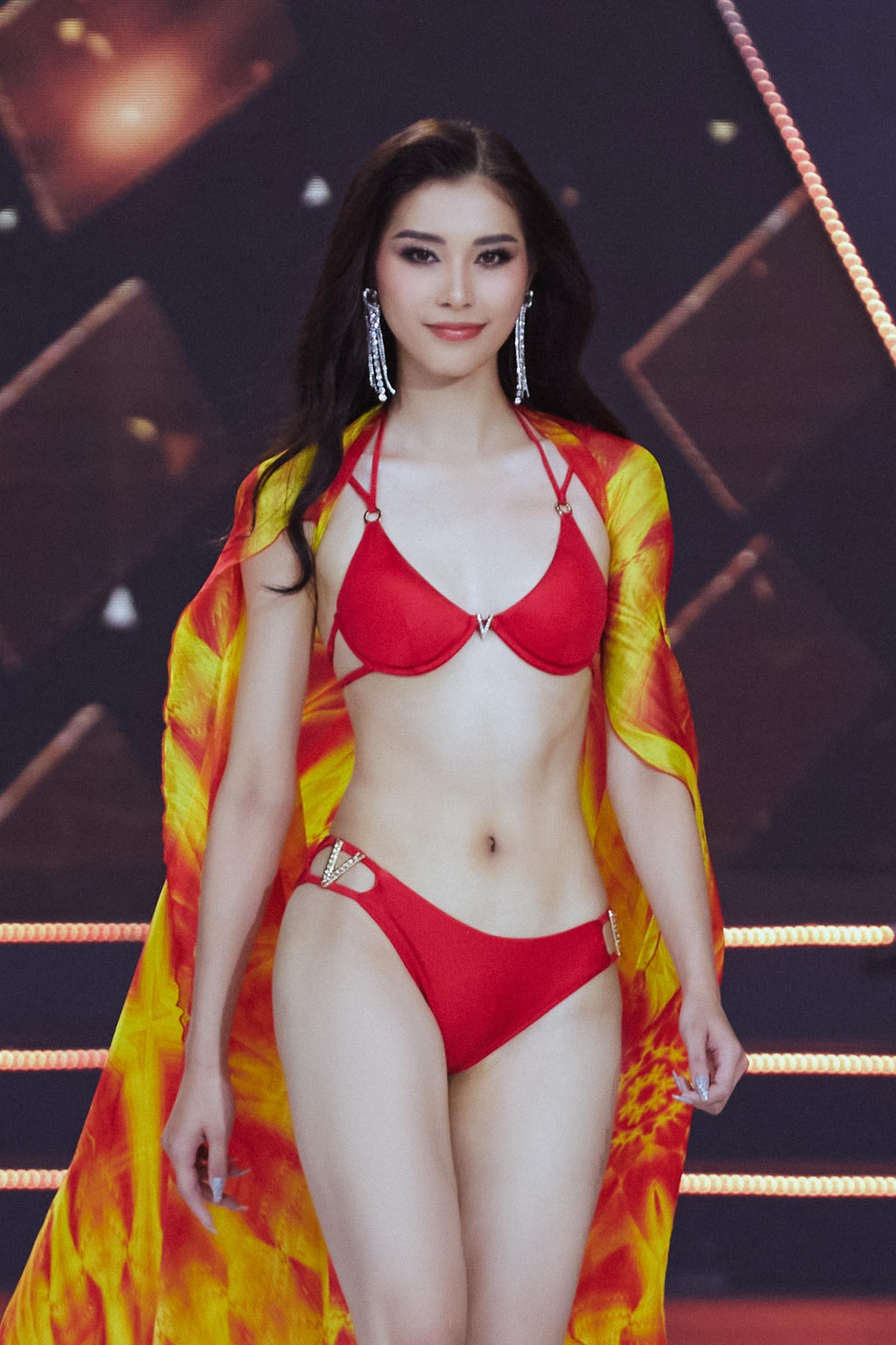 Thí sinh thể hiện phần thi bikini. 