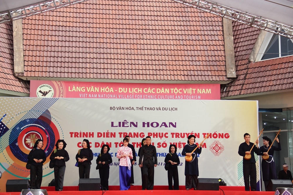 Tiết mục trình diễn trang phục của các dân tộc đến từ tỉnh Bắc Giang.