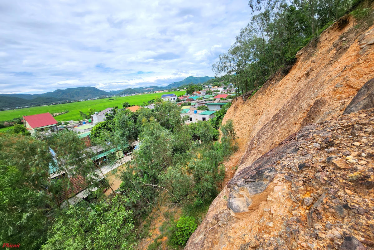 Nguy cơ sạt lở núi tại xóm 5, xã Hưng Yên Nam,huyện Hưng Nguyên (Nghệ An).