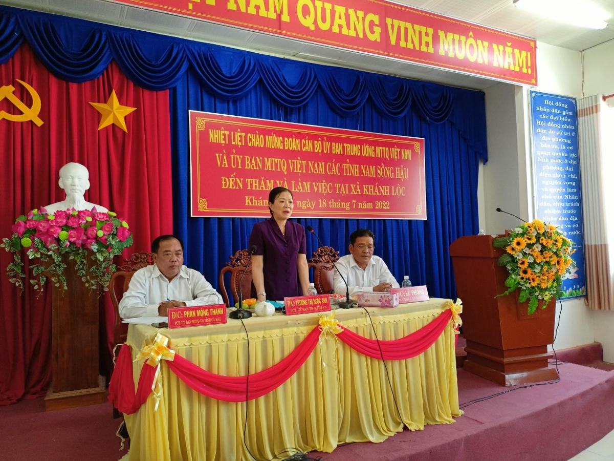 Phó Chủ tịch Trương Thị Ngọc Ánh phát biểu tại buổi làm việc với xã Khánh Lộc, huyện Trần Văn Thời.