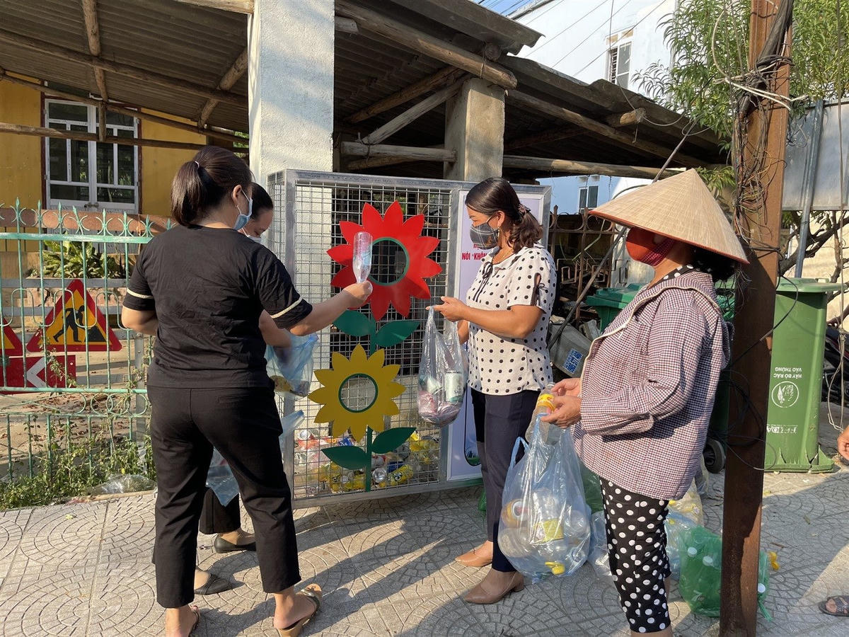 Người dân thành phố Cao Bằng thu gom rác thải nhựa tập trung để tái chế.  