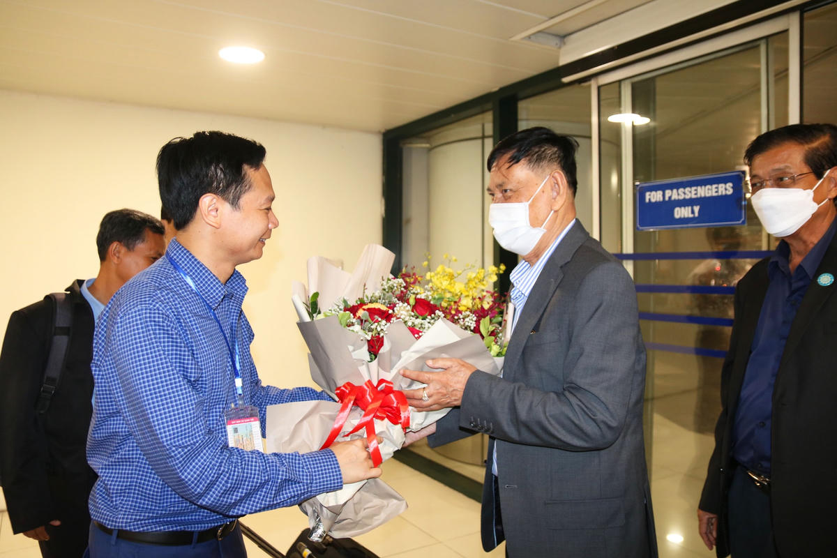 Đại diện UBTƯ MTTQ Việt Nam tặng hoa chúc mừng Đoàn đại biểu cấp cao Hội đồng Quốc gia Mặt trận Đoàn kết Phát triển Tổ quốc Campuchia.