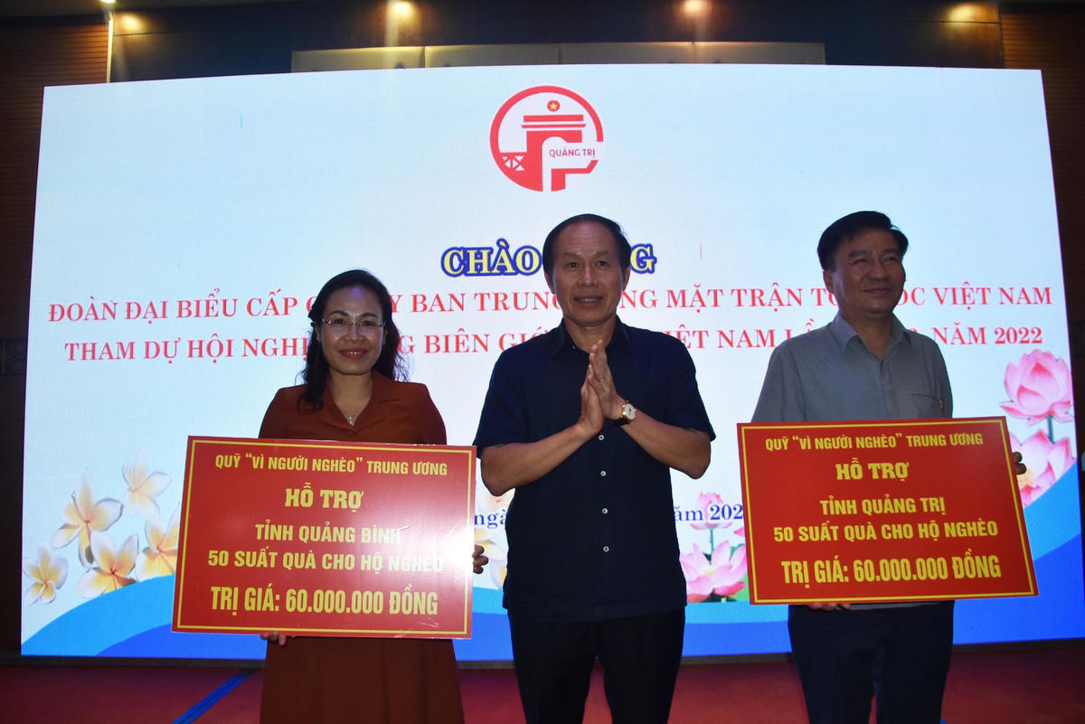 Phó Chủ tịch – Tổng Thư ký Lê Tiến Châu trao quà hỗ trợ hộ nghèo thông qua đại diện lãnh đạo Mặt trận hai tỉnh Quảng Bình và Quảng Trị.