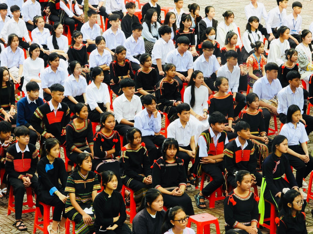 Trường THPT Dân tộc nội trú N'Trang Lơng có tới 95% là học sinh người dân tộc thiểu số, gồm 18 thành phần dân tộc như: Êđê, M'nông, Tày, Mông, Thái...