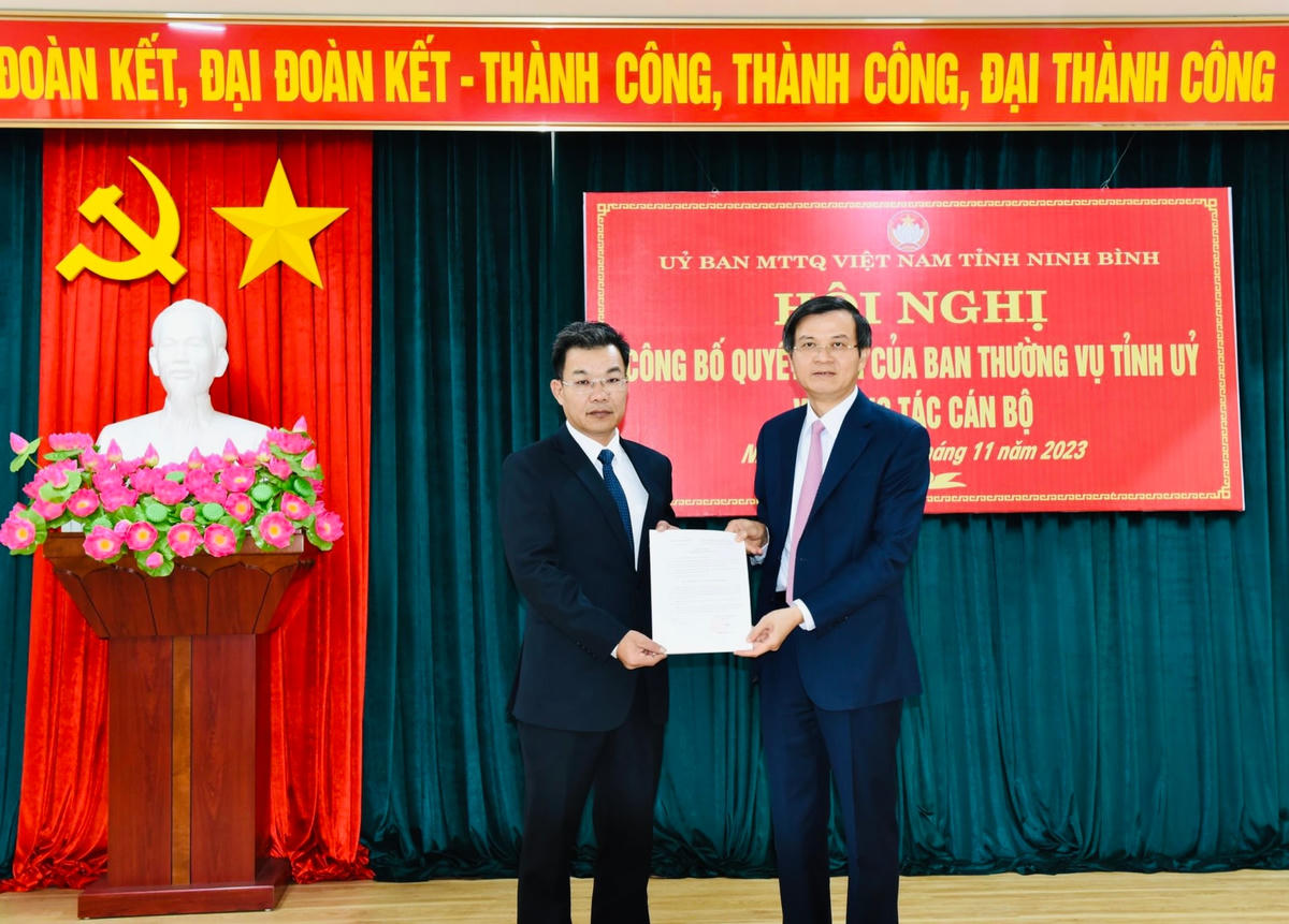 Ông Đoàn Minh Huấn, Bí thư Tỉnh ủy Ninh Bình trao quyết định và chúc mừng ông Nguyễn Hoàng Hà, tân Chủ tịch Ủy ban MTTQ tỉnh Ninh Bình.