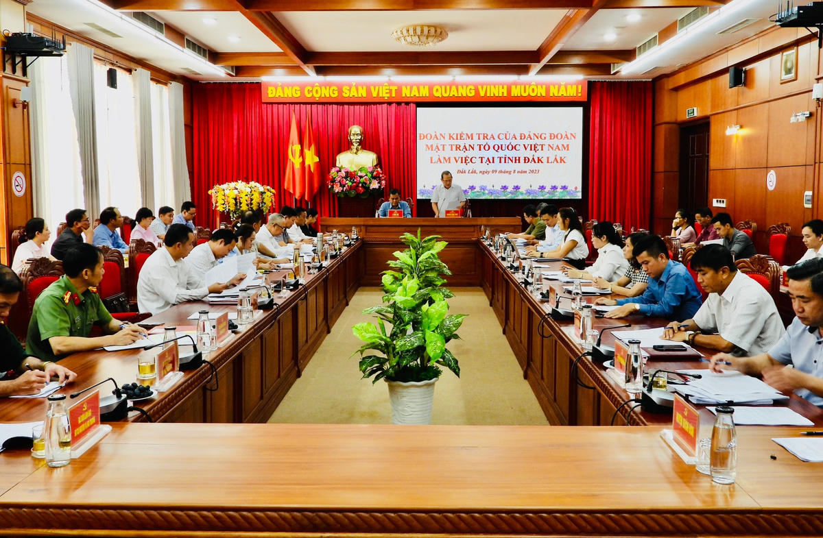 Toàn cảnh buổi làm việc.