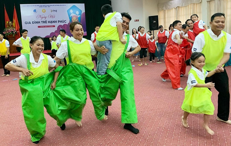 Các gia đình trẻ tham gia trò chơi gắn kết yêu thương tại ngày hội. Ảnh: Nguyệt Ánh.