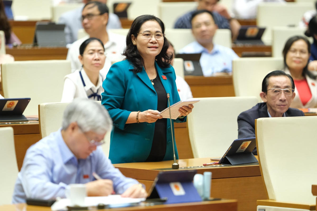 Đại biểu Nguyễn Thị Lệ (đoàn TP Hồ Chí Minh): “Việc rà soát phương án sắp xếp, xử lý nhà, đất trong thực hiện cổ phần hóa gặp nhiều khó khăn, đặc biệt là việc xác định lợi thế giá trị quyền sử dụng đất còn lúng túng, không thống nhất khi thực hiện. Bộ trưởng cho biết, sẽ xử lý những vấn đề này như thế nào trong thời gian tới?”.  