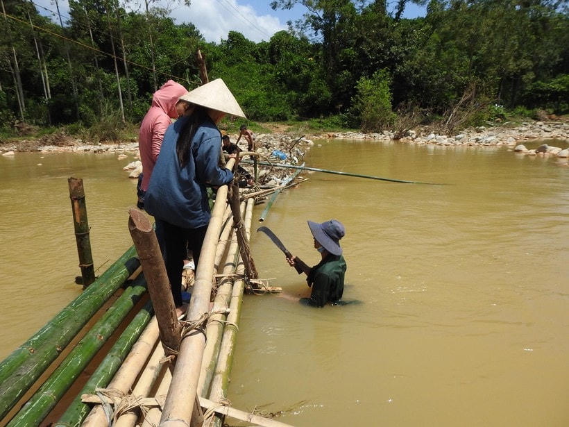Trước kia người dân khu Mả Phềnh phải đi qua cây cầu tre chênh vênh, nguy hiểm.