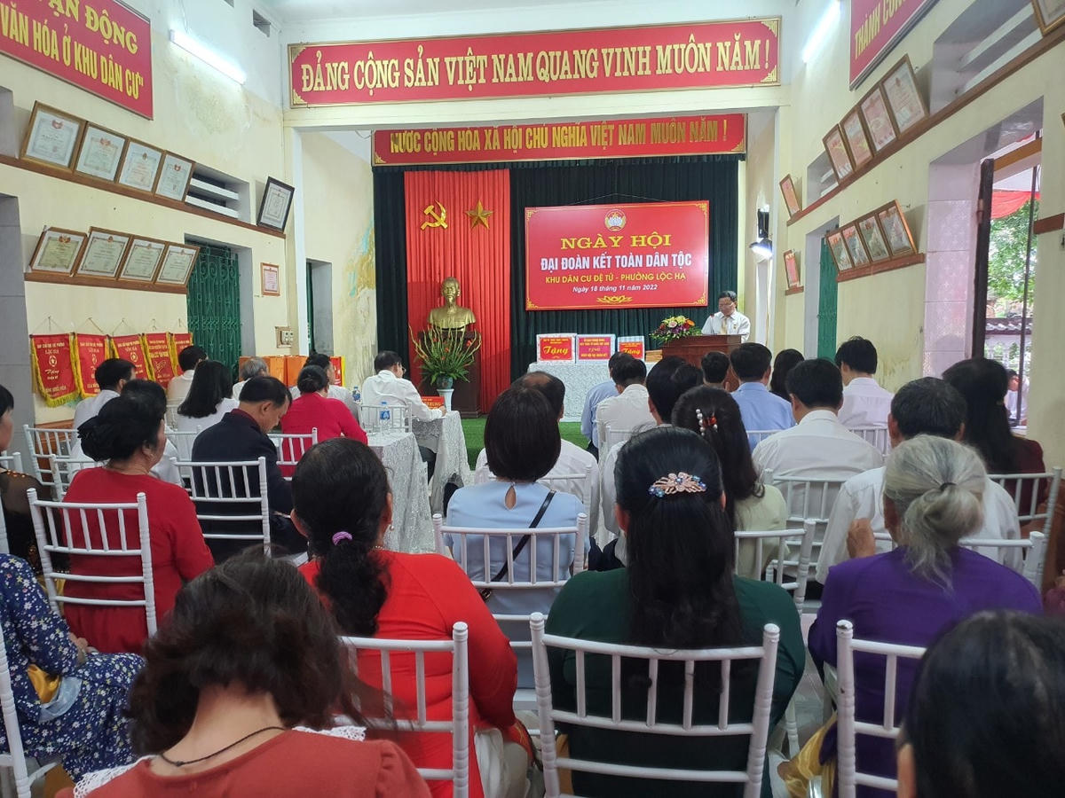 Trong Ngày hội, cán bộ, nhân dân khu dân cư Đệ Tứ ôn lại lịch sử, truyền thống 92 năm của Mặt trận Tổ quốc Việt Nam.