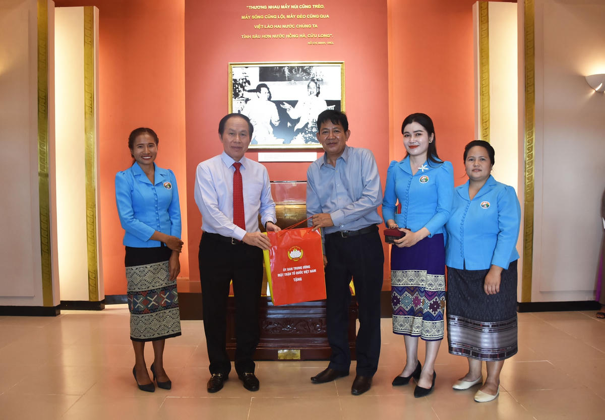 Phó Chủ tịch – Tổng Thư ký Lê Tiến Châu tặng quà đại diện Ban quản lý Khu tưởng niệm Chủ tịch Hồ Chí Minh.
