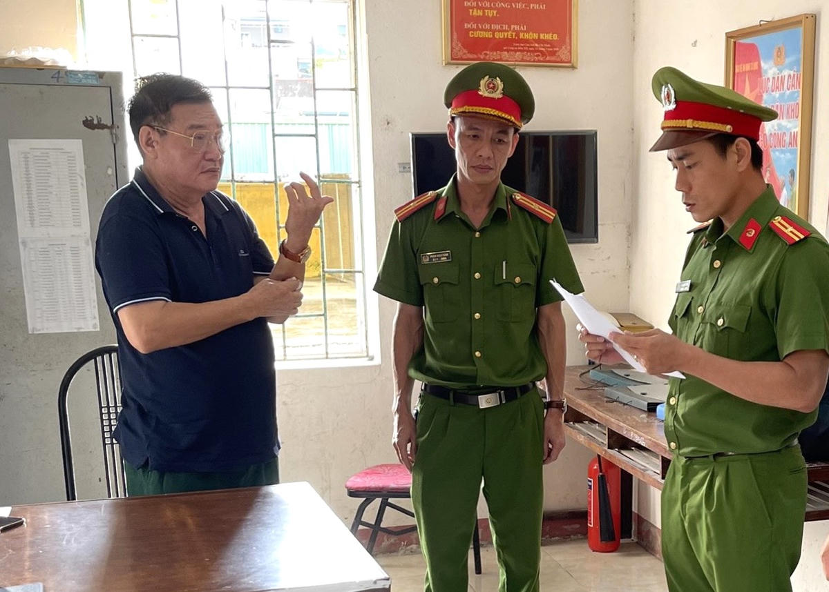 Lực lượng Công an đọc quyết định bắt đối tượng Phạm Văn Hải.