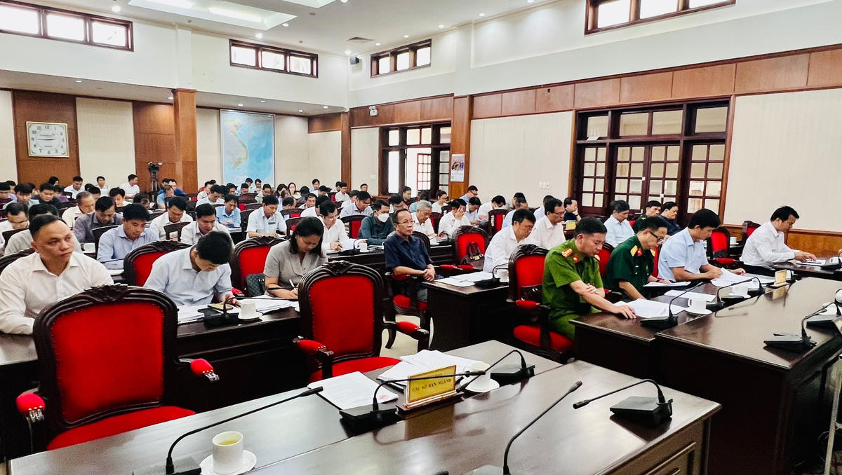 Các đại biểu về dự buổi họp báo.