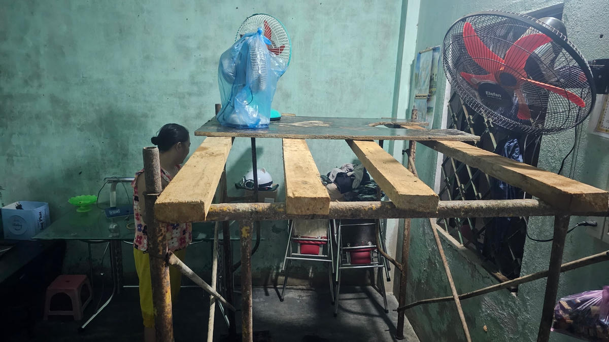 Người dân TP Tam Kỳ kê nhiều vật dụng của gia đình lên trên cao.