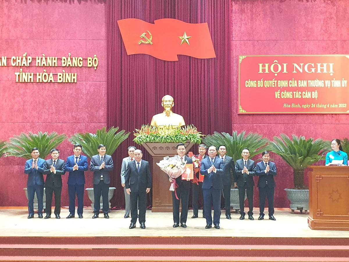 Ông Nguyễn Đức Dũng, Ủy viên Ban Thường vụ Tỉnh ủy, Chánh Văn phòng Tỉnh ủy, giữ chức Bí thư Huyện ủy Lương Sơn.