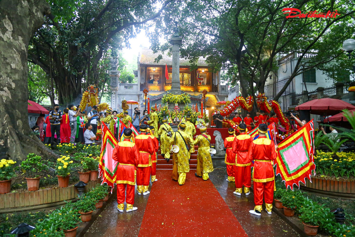 Từ 7h30, lễ hội bắt đầu bằng màn trống hội rộn rã. Tại lễ khai hội, các đại biểu và nhân dân quận Hoàn Kiếm đã tưởng nhớ công đức của vua Lê Thái Tổ trong việc giải phóng thành Đông Quan, chấm dứt 20 năm xâm lược của nhà Minh vào thế kỷ thứ 15.