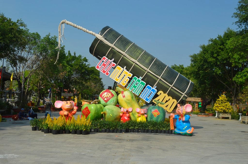 Đòn bánh tét dài 6 mét, đường kính 2 mét bên trong chứa 2020 đòn bánh tét nhỏ.