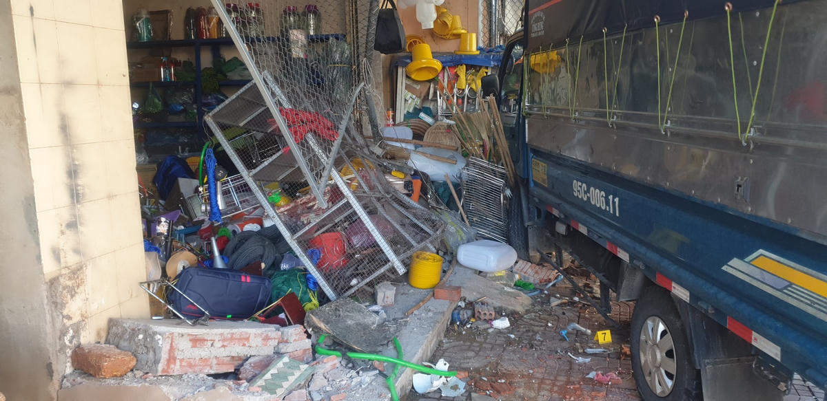 Nhiều đồ đạc trong ngôi nhà bị hư hỏng nặng.