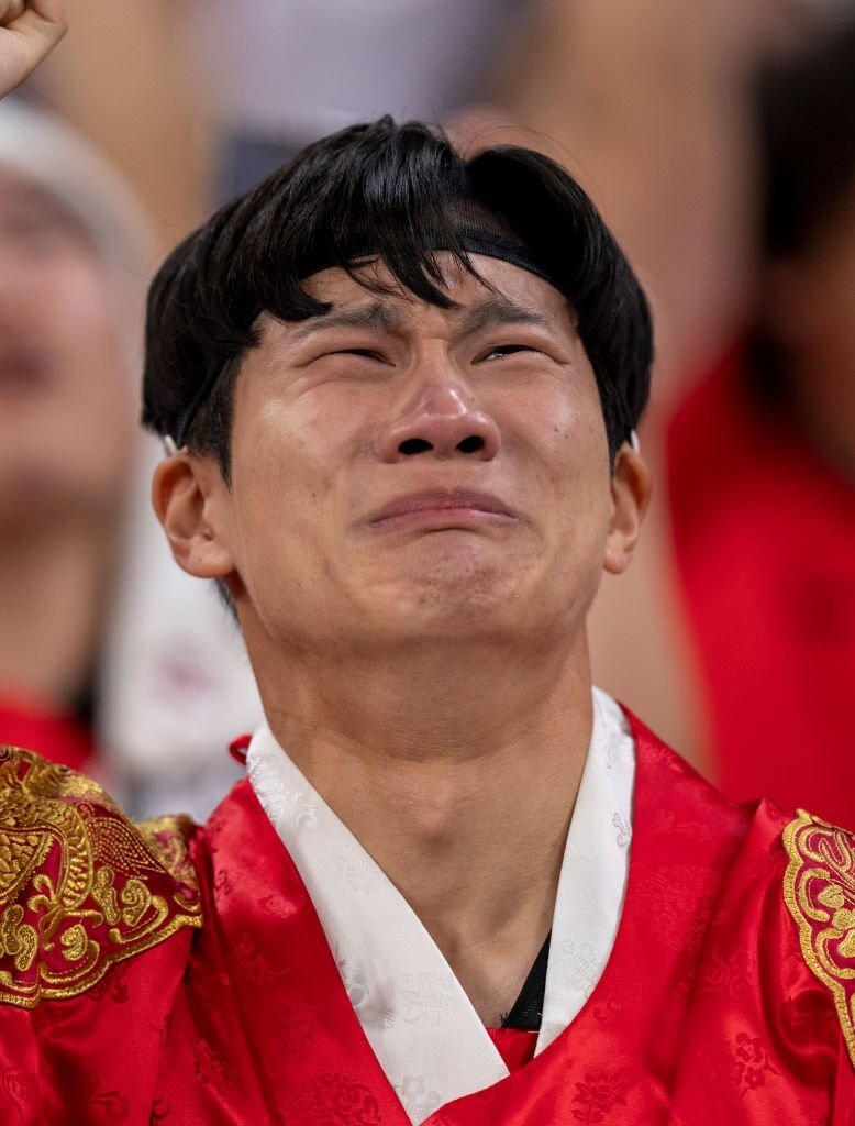 Các cổ động viên cũng không thể kìm nén cảm xúc sau trận cầu đầy kịch tính. Ảnh: Getty.