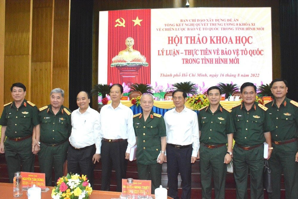 Chủ tịch nước Nguyễn Xuân Phúc chụp ảnh cùng đại biểu dự Hội thảo khoa học. (Ảnh: T.Lữ).