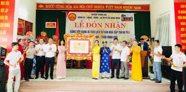 Trao Bằng xếp hạng di tích cấp thành phố đối với Nhà thờ họ Bùi, thôn Minh Kha, xã Bình Minh tới đại diện dòng họ. Ảnh: A.N.