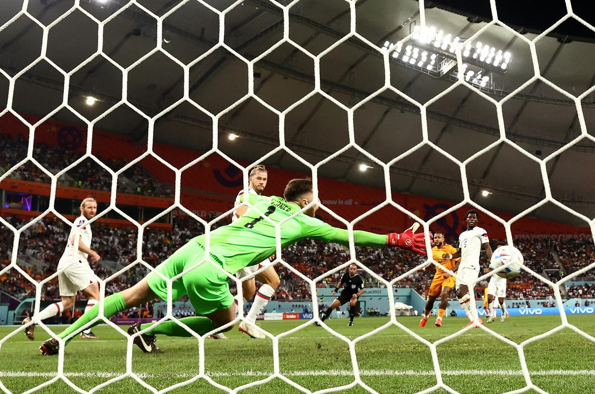 Depay ghi bàn mở tỉ số cho Hà Lan.