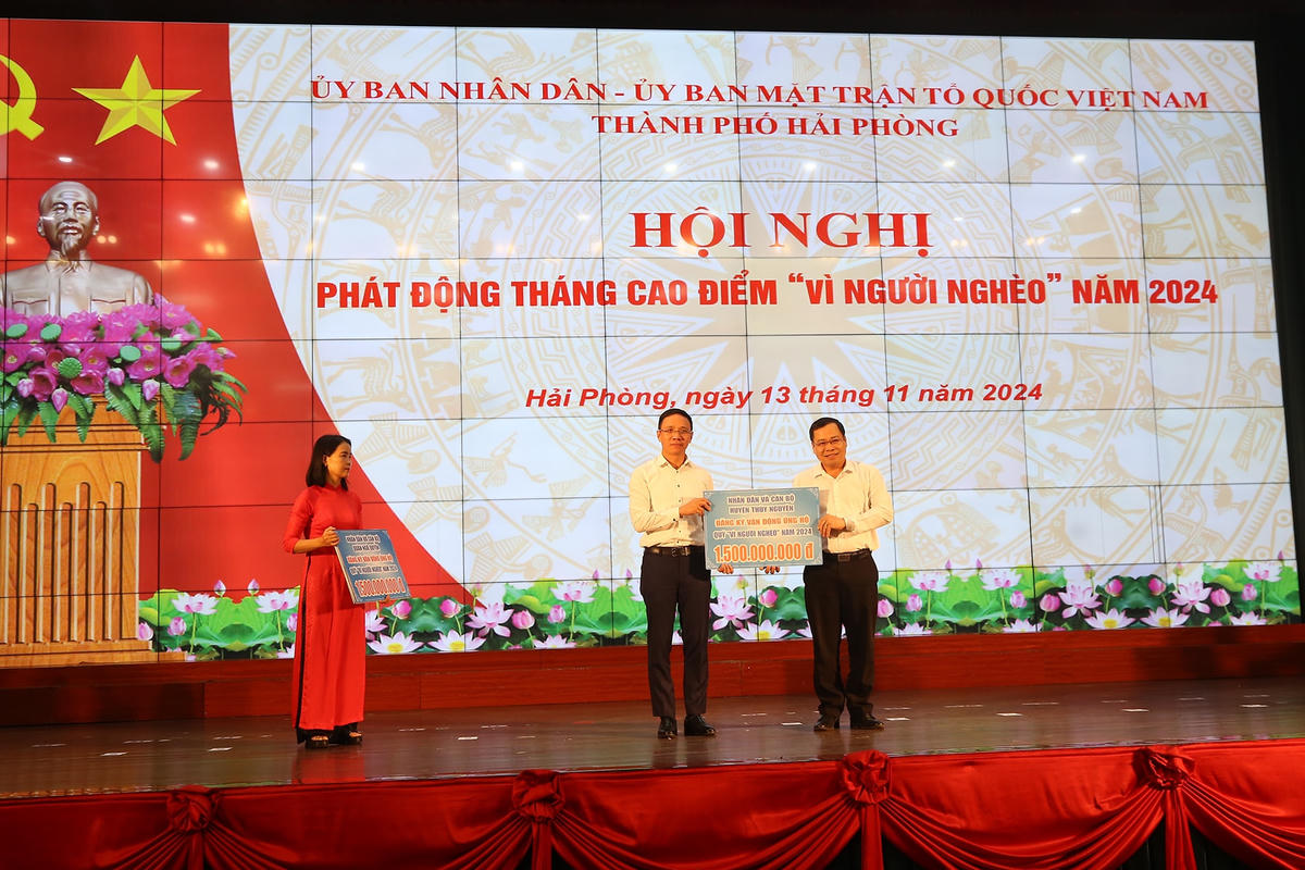 Nhân dân và cán bộ huyện Thủy Nguyên đăng ký vận động ủng hộ 1,5 tỷ đồng vào Quỹ “Vì người nghèo” thành phố.
