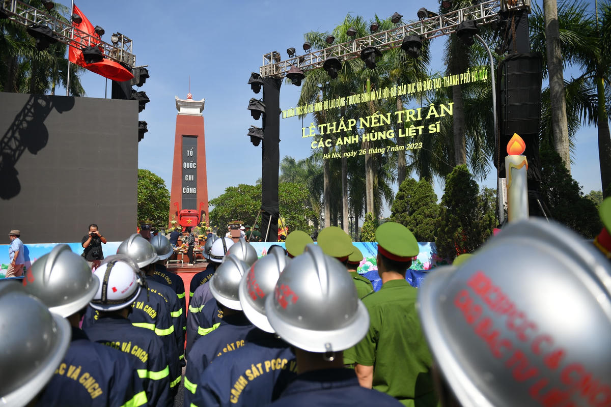 Đội Cảnh sát PCCC&CNCH, Công an quận Bắc Từ Liêm kính cẩn nghiêng mình, dâng lên các Anh hùng - Liệt sĩ vòng hoa tươi thắm, thắp nén tâm hương tỏ lòng thành kính đối với những người đã chiến đấu, hy sinh anh dũng cho sự nghiệp giải phóng dân tộc qua các thời kỳ và hy sinh vì sự nghiệp xây dựng, bảo vệ Tổ quốc.