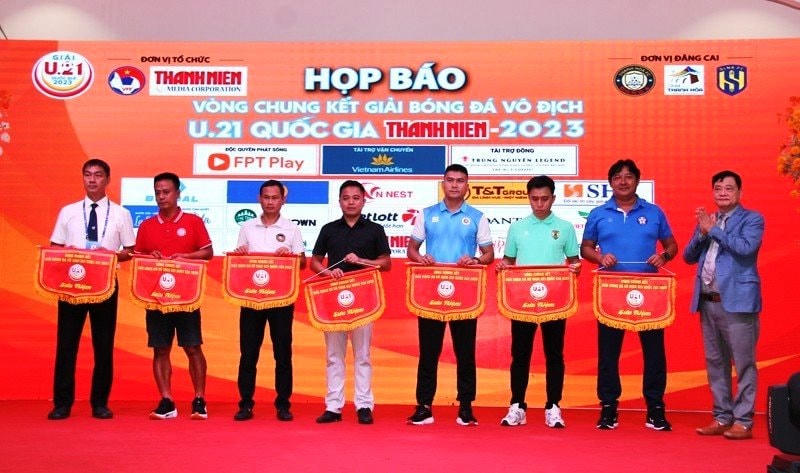 Ban Tổ chức trao cờ lưu niệm cho các đội tham dự giải.