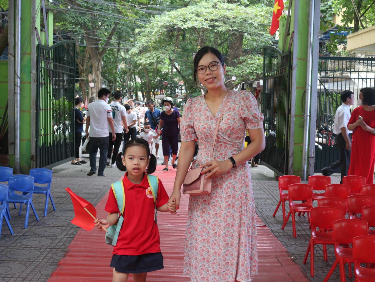 Chị Thúy Hạnh (Kim Mã, Hà Nội) dậy từ 5h30 sáng, chuẩn bị quần áo, tết tóc cho con. Chị cho biết, hôm nay chị xin nghỉ làm để cùng con đón thời khắc quan trọng trong cuộc đời. Chị chia sẻ, trước thềm năm học mới, chị thấy con hân hoan, háo hức hơn ngày thường.
