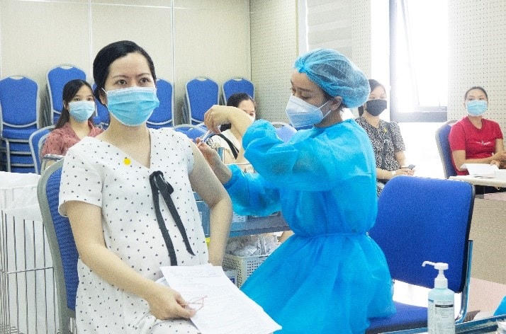 Tiêm vaccine ngừa Covid-19.