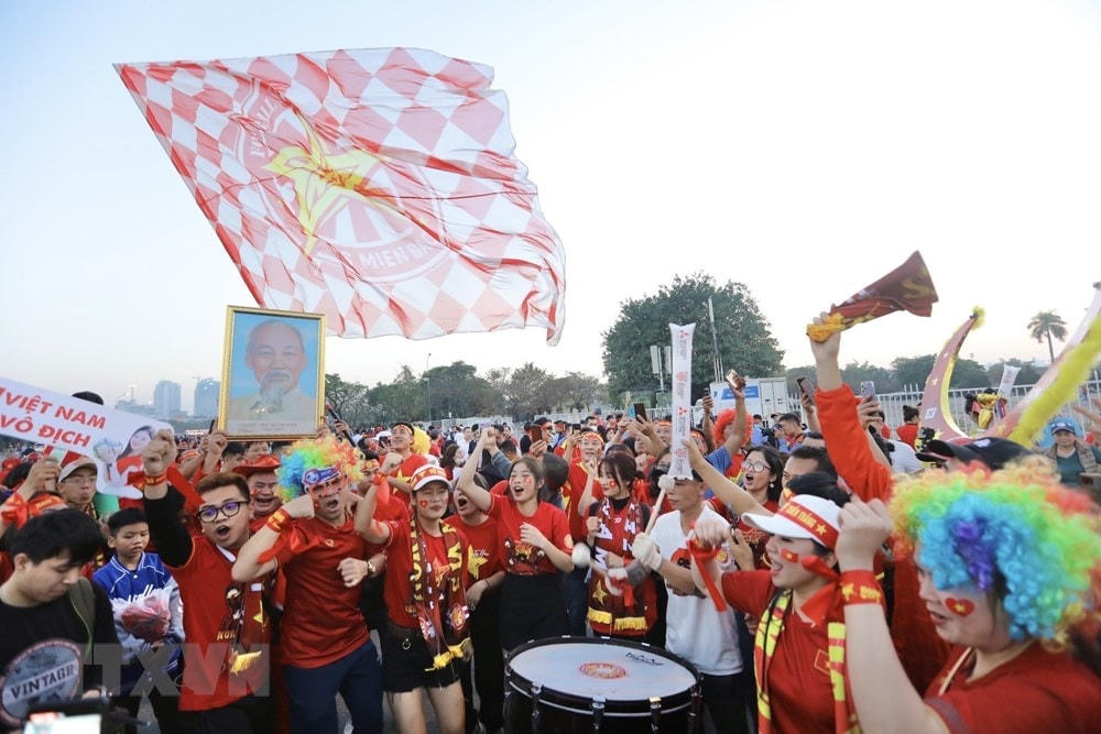 Đông đảo khán giả đến cổ vũ cho đội tuyển Việt Nam trong trận Chung kết lượt đi AFF Cup 2022 với đối thủ nhiều duyên nợ Thái Lan. (Ảnh: Minh Quyết/TTXVN).