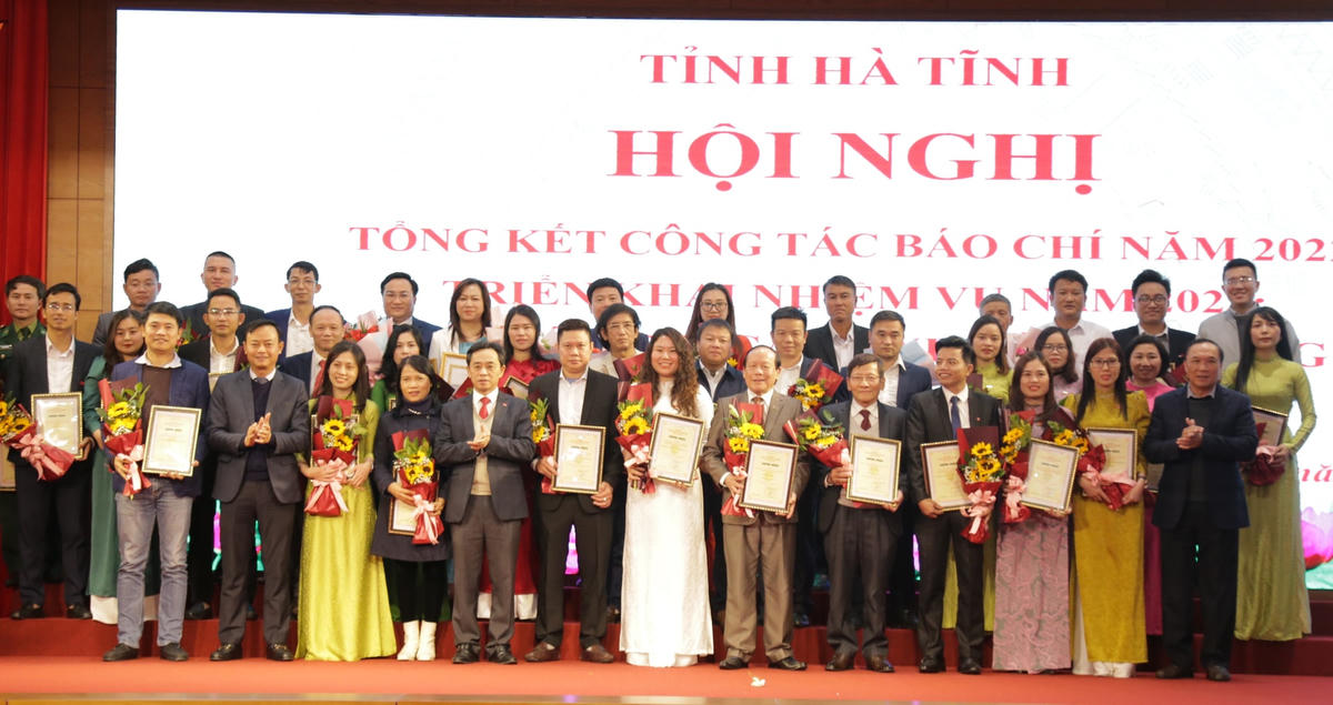 Nhà báo Hà Vy đại diện nhóm tác giả Báo Đại Đoàn Kết và các tác giả nhận Giải Búa liềm vàng tỉnh Hà Tĩnh năm 2022.
