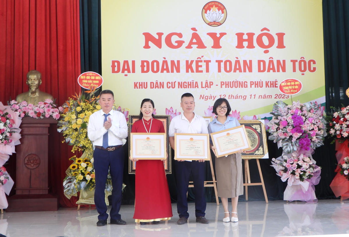 Các gia đình, cá nhân tiêu biểu được tặng Giấy khen.