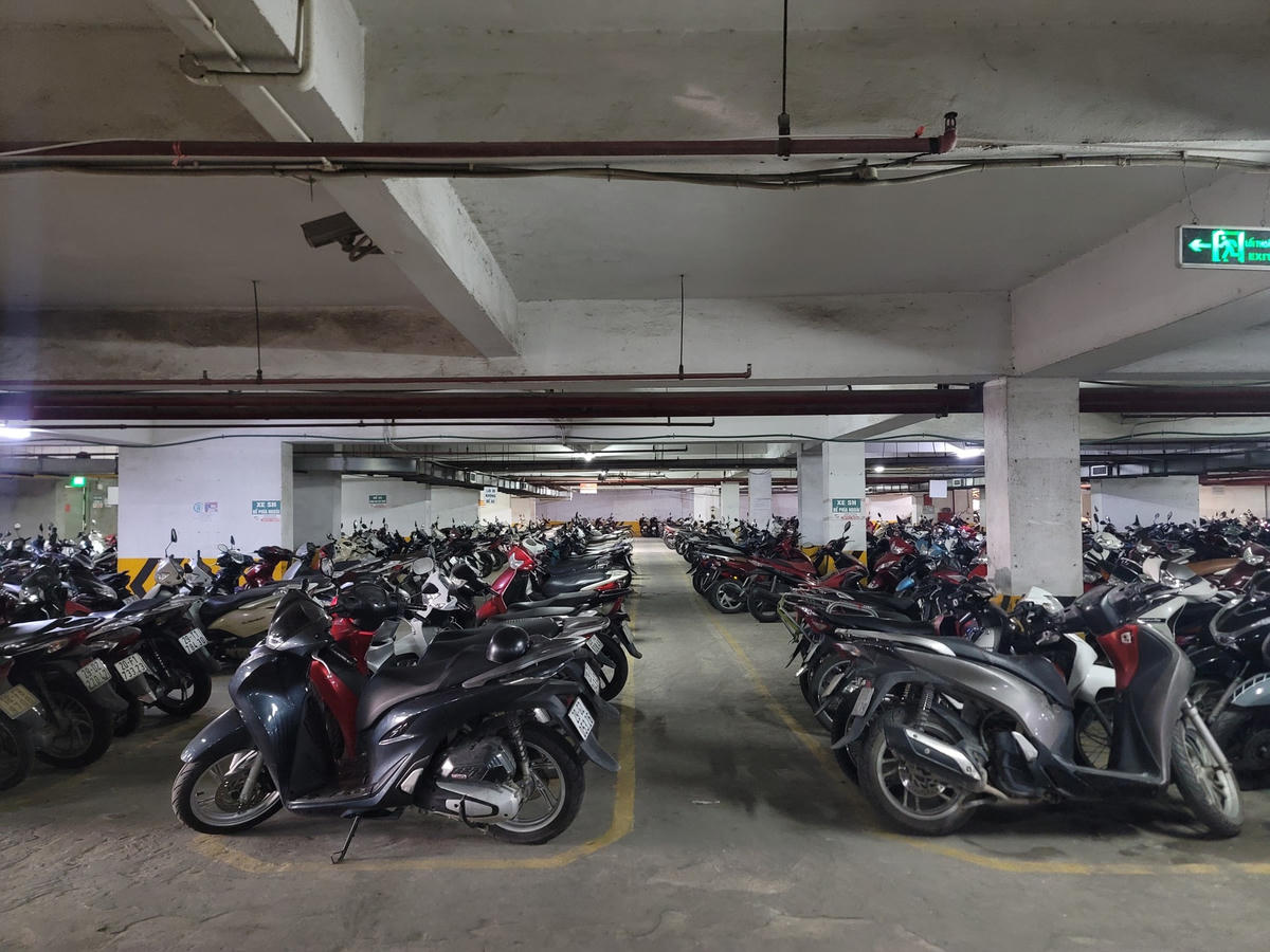 Toà nhà chỉ có 1 tầng hầm. Theo bảo vệ tại đây, tầng hầm chỉ có mười mấy chỗ đậu ô tô, muốn đỗ ô tô lên dọc khuôn viên toà nhà. 