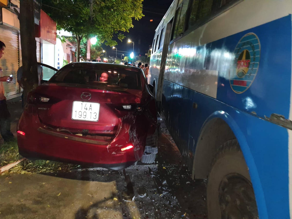 Quảng Ninh: 2 vụ tai nạn liên hoàn trong đêm 15/10
